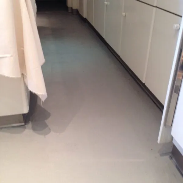 Carinthia-VII-refit-03-Sirn-epoxy-primer-.jpg
