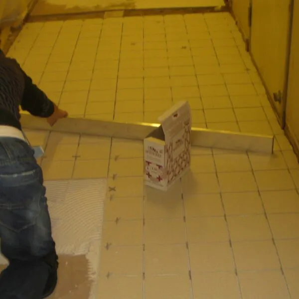 STAR-PRINCESS-dry-dock-Trieste-CREW-GALLEY-CORRIDOR-06-Tiles-application-scaled.jpg